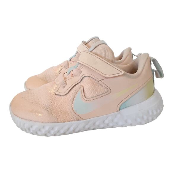 Nike Revolution 5 SE Sneakers Girls 8 Peach Pink Running Shoes Back to School - Picture 1 of 10
